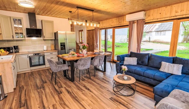 Beautiful private villa for 7 people with hot tub, A/C, WIFI, TV, terrace and panoramic view in Gospić