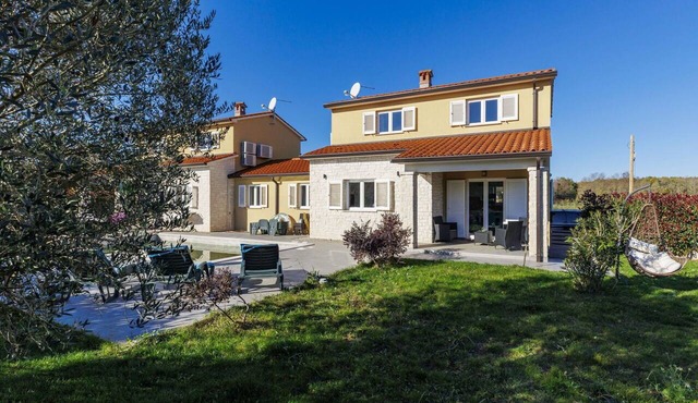 Beautiful private villa for 12 people with WIFI, A/C, private pool, TV, terrace and pets allowed