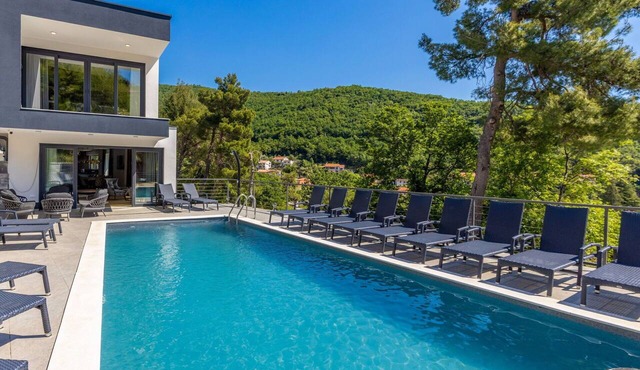 Beautiful private villa with hot tub, WIFI, private pool, A/C, TV, terrace and pets allowed