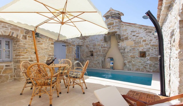 Beautiful private villa with private pool, WIFI, A/C, TV, terrace, pets allowed and panoramic view