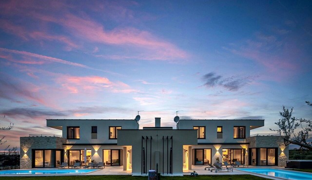 Beautiful private villa with WIFI, private pool, A/C, hot tub, TV, terrace and pets allowed