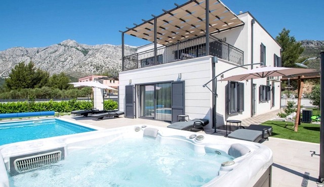 Beautiful Villa Maslina Orebić with pool, jacuzzi, and sauna