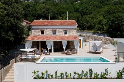 Casa di Nika Stone Villa with Pool & Jacuzzi