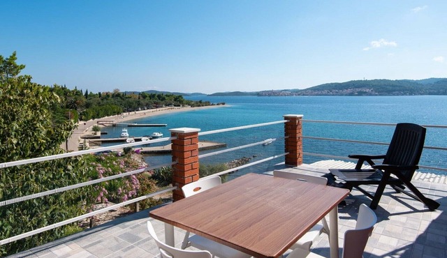Charming 2-bedroom apartment by the beach with a sea-view terrace and space for 6 guests.