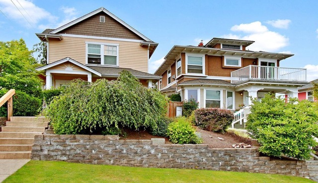 Charming and Spacious Port Gardner Flats Apt Steps to Downtown Everett Amenities in Everett