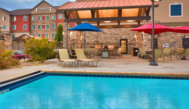 Charming Studio Suite Near Jordan Landing! Heated Pool & Hot Tub. Free Breakfast Buffet. in Midvale