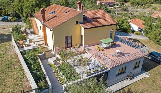 Cosy apartment for 4 people with WIFI, A/C, TV, terrace, pets allowed and panoramic view