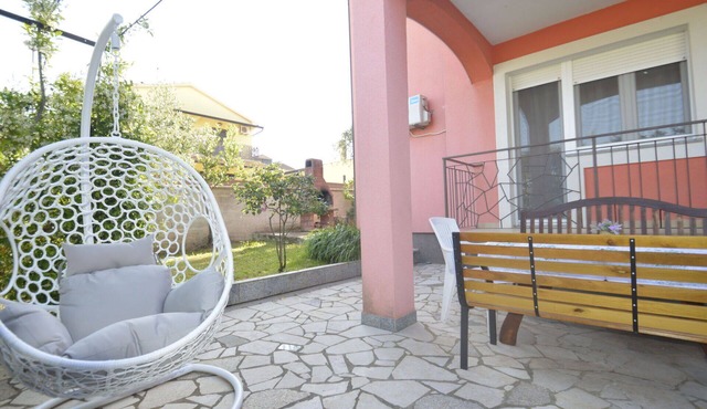 Cosy apartment for 6 people with WIFI, A/C, TV, terrace, pets allowed and parking