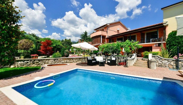Cosy apartment for 8 guests with private pool, WIFI, TV, terrace and pets allowed