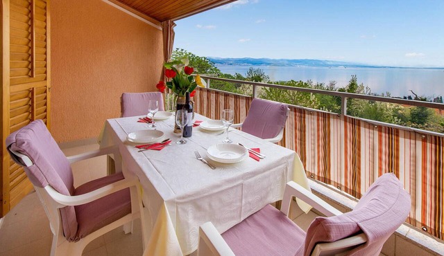 Cozy apartment in Lovran with house sea view