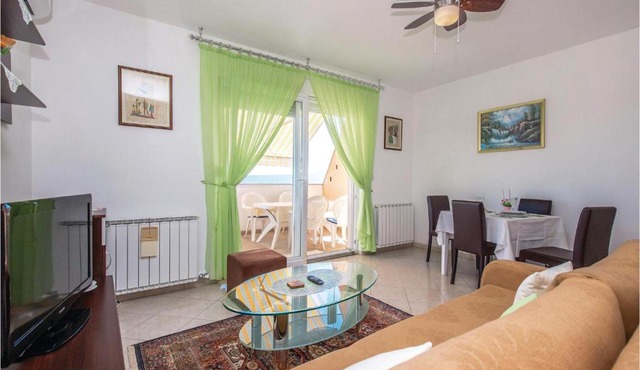 Cozy Apartment In Smrika With Wifi