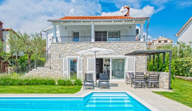 Cozy home in Kornic with private swimming pool, can be inside or outside