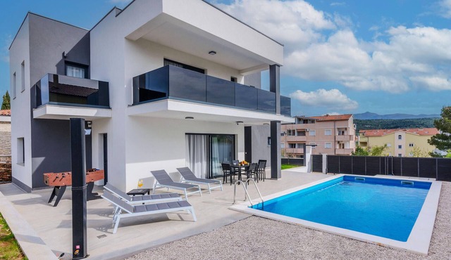 Cozy home in Posedarje with private swimming pool, can be inside or outside