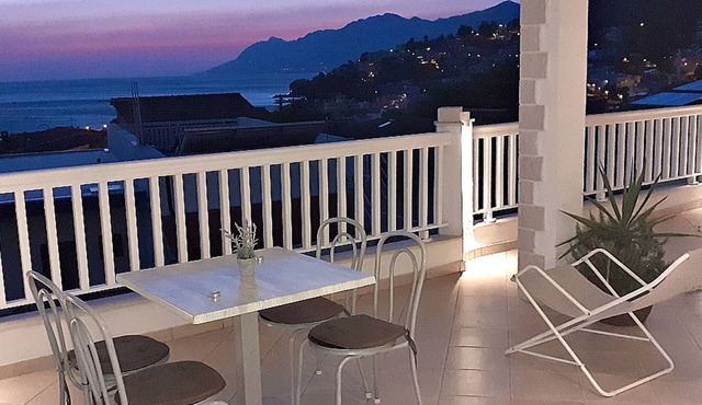 Fantastic large covered sea view terrace - 3 min. walk to beach and center