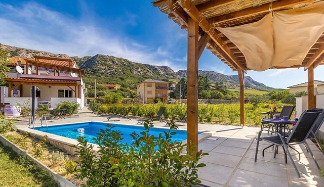 Gorgeous apartment in Baska with swimming pool