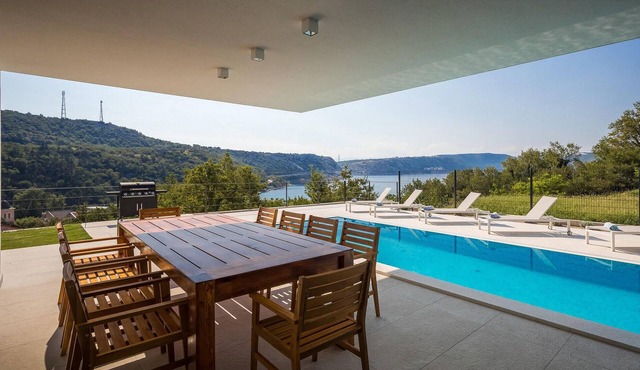 Gorgeous home in Bakarac with private swimming pool, can be inside or outside