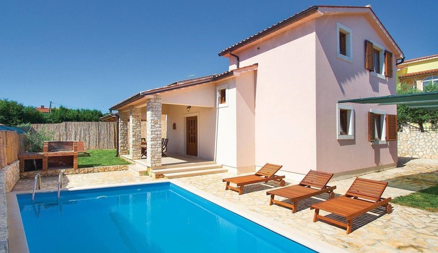 Gorgeous home in Liznjan