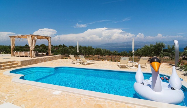 Gorgeous home in Sutivan with private swimming pool, can be inside or outside