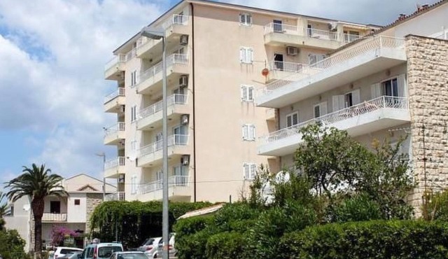Große Wohnung in Donja Luka mit Eigenem Balkon und Meerblick by Interhome