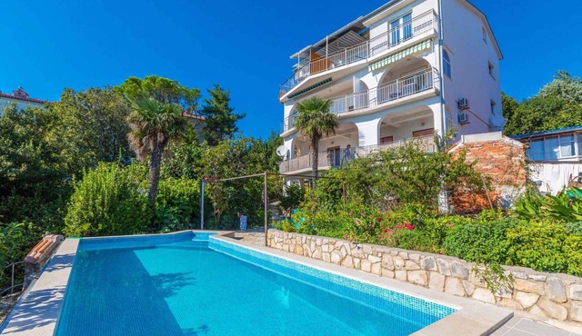 Holiday apartment with sea view and pool in Crikvenica