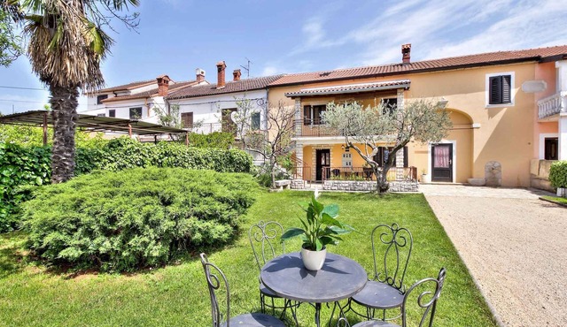 Holiday apartment with air conditioning and carport