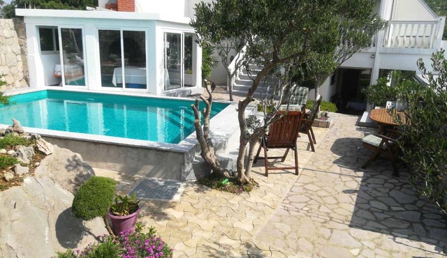 Holiday apartment with pool and barbecue facilities