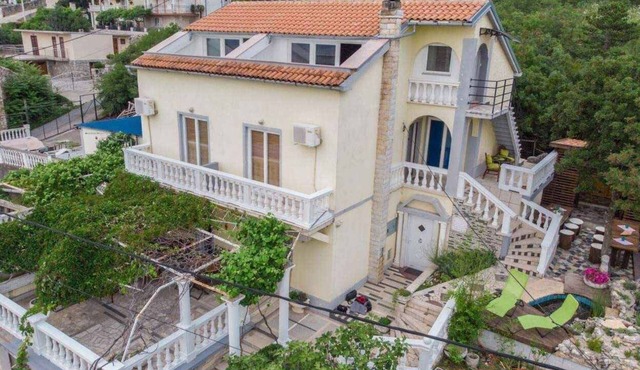 Holiday apartment with terrace and air conditioning