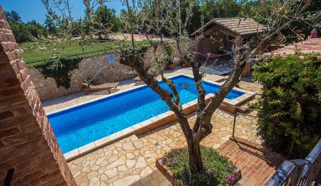 Holiday apartment with pool and Tuscan style