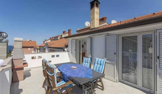 Holiday apartment with Wi-Fi and balcony
