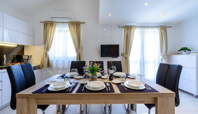 Holiday Home with Private heated Pool, Sea view & Basketball Court