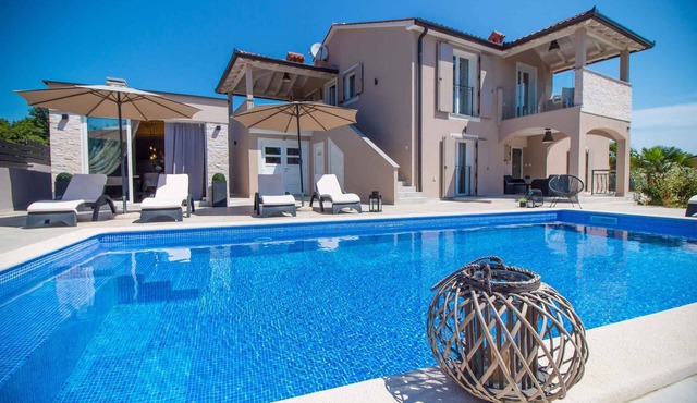 Holiday home with swimming pool and climate
