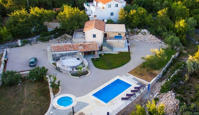 Holiday house with pool, whirlpool and sauna in Garica