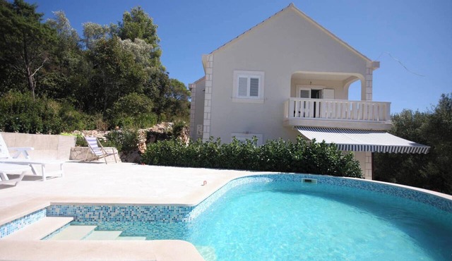 Homerez - Apt in Žrnovo - shared pool