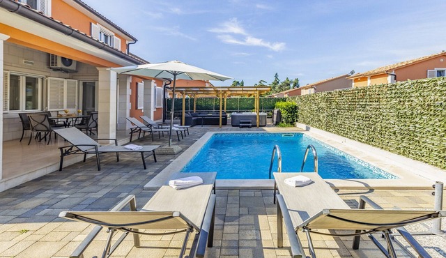 Lotus Elite Villa with Pool & Jacuzzi 8