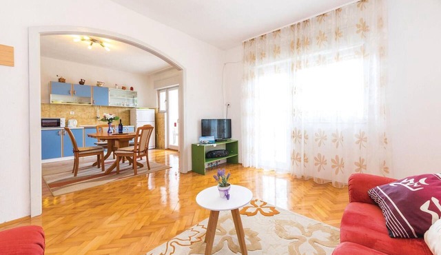 Lovely apartment in Kastel Kambelovac