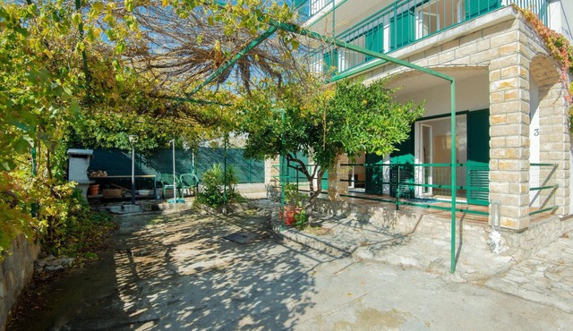 Lovely apartment in Brodarica with WiFi