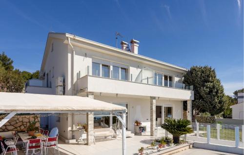 Lovely Apartment In Banjol With Wifi