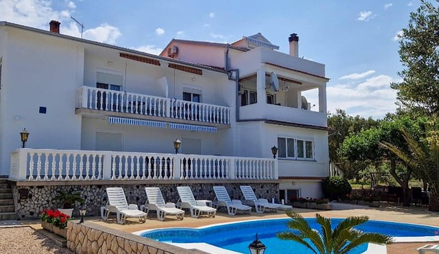 Lovely apartment in Rab with WiFi