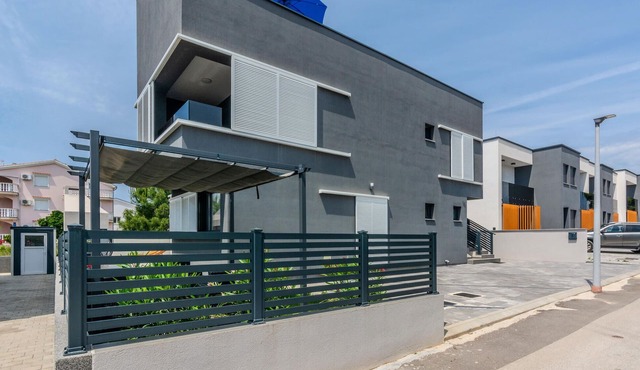 Lovely apartment in Vir with WiFi