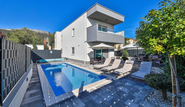 Lovely home in Kastel Stari