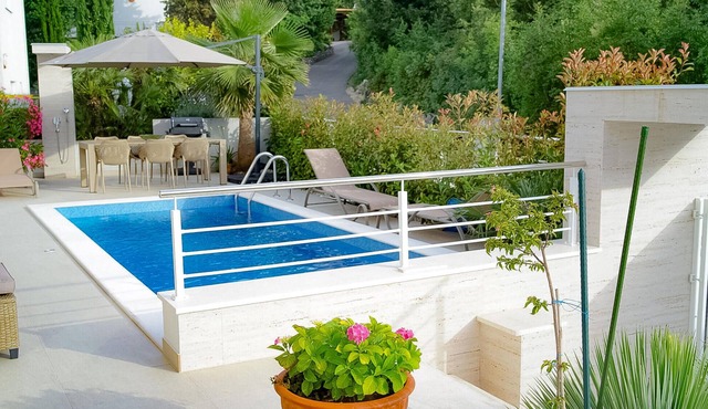Lovely home in Klimno