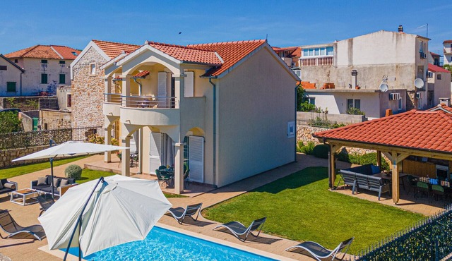 Lovely home in Pirovac