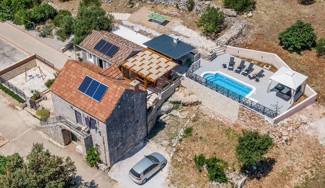 Lovely home in Smokvica