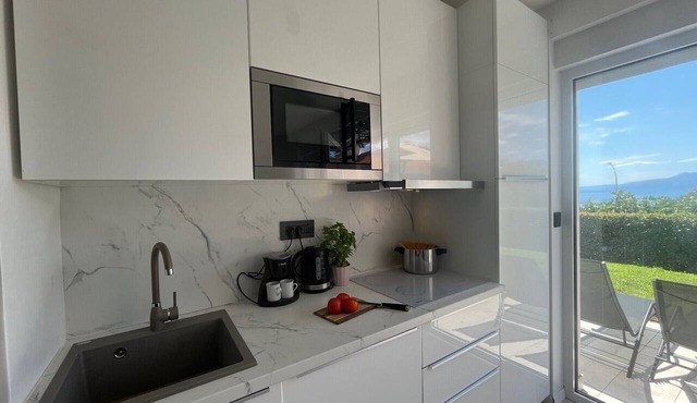 Lux/Cozy studio with sea view, terace, parking, near beach