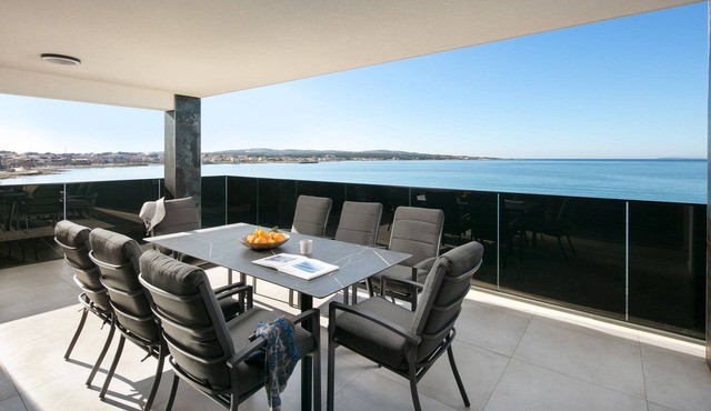 Luxe 5-Star Retreat: 4-Bed Apt. with Panoramic Sea View and 2 swimming pools