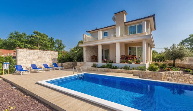 Luxury Villa Confidenza with Pool