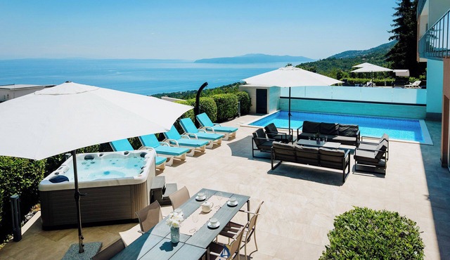 Modern 5-BR Villa with Pool, Jacuzzi & Sea View