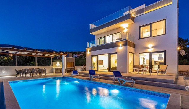 Modern Villa Carpe Diem, in Dalmatia, with a Pool in Jasenice