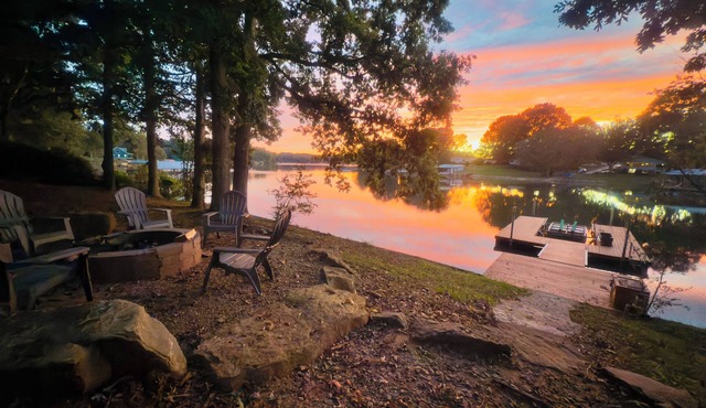 New Listing! Lakefront Cabin | Lake Norman | Sleeps 10 | Large Deck | Kayaks! in Sherrills Ford
