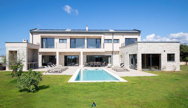 New Luxury 5-BR Villa with Pool, Sauna & Gym
